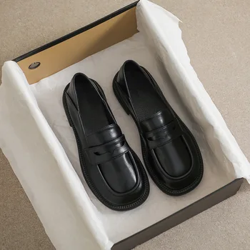 Весенняя новинка 2023 года; женская кожаная обувь; лоферы на среднем каблуке; черная повседневная обувь в британском стиле; одежда для банкетов и офиса; модный дизайн; Изображение