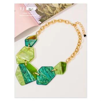 Зеленое геометрическое ожерелье с большим кулоном для женщин, гипербола, большие прозрачные ювелирные изделия, акриловая цепочка для свитера в стиле хип-хоп, модные украшения Изображение