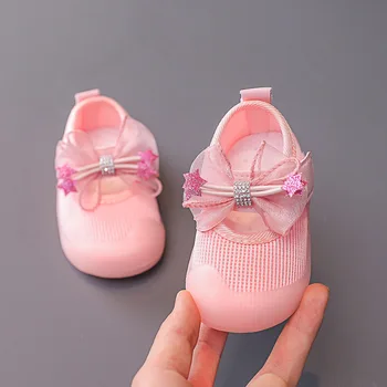 Весенне-летняя Обувь для маленьких девочек с мягкой подошвой, детская обувь для начинающих, дышащие кроссовки с бантиком Изображение