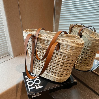 Модная дизайнерская тканая сумка с отверстиями, модная женская сумка 2023 большой емкости на одно плечо, повседневная женская сумка-ведро с ручкой Изображение
